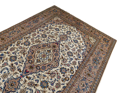 Feiner, handgeknüpfter Keshan Perserteppich aus reiner Wolle mit Medaillon von Khademi. Größe: 302 x 191 cm. Farbe: Weiß, creme, beige. RB3-4217. Ursprung: Iran / Persien. Verkauf durch JUPITER Intl.