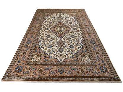 Feiner, handgeknüpfter Keshan Perserteppich aus reiner Wolle mit Medaillon von Khademi. Größe: 302 x 191 cm. Farbe: Weiß, creme, beige. RB3-4217. Ursprung: Iran / Persien. Verkauf durch JUPITER Intl.