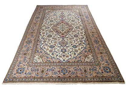 Feiner, handgeknüpfter Keshan Perserteppich aus reiner Wolle mit Medaillon von Khademi. Größe: 302 x 191 cm. Farbe: Weiß, creme, beige. RB3-4217. Ursprung: Iran / Persien. Verkauf durch JUPITER Intl.