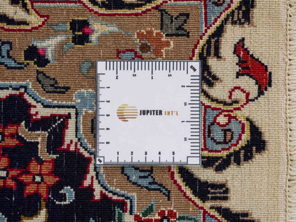 Sehr feiner, handgeküpfter Mashhad Perserteppich mit Joshegan Design aus Wolle von Khademi, weiß, creme, blau. 357x248 cm. Verkauf durch Jupiter Intl.