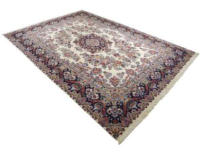 Sehr feiner, handgeküpfter Mashhad Perserteppich mit Joshegan Design aus Wolle von Khademi, weiß, creme, blau. 357x248 cm. Verkauf durch Jupiter Intl.