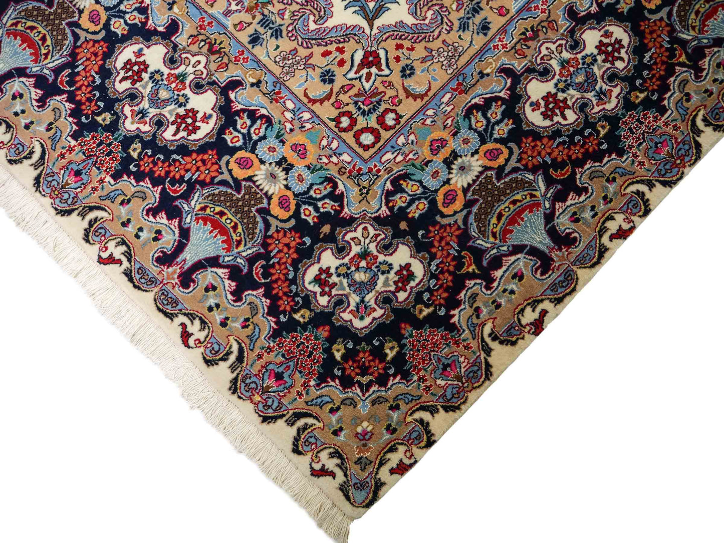 Sehr feiner, handgeküpfter Mashhad Perserteppich mit Joshegan Design aus Wolle von Khademi, weiß, creme, blau. 357x248 cm. Verkauf durch Jupiter Intl.