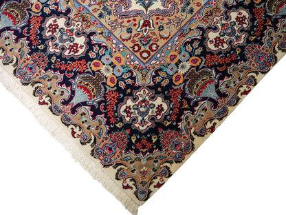 Sehr feiner, handgeküpfter Mashhad Perserteppich mit Joshegan Design aus Wolle von Khademi, weiß, creme, blau. 357x248 cm. Verkauf durch Jupiter Intl.