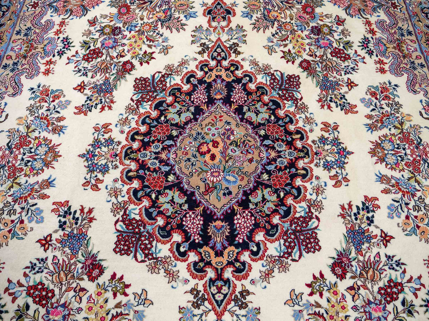 Sehr feiner, handgeküpfter Mashhad Perserteppich mit Joshegan Design aus Wolle von Khademi, weiß, creme, blau. 357x248 cm. Verkauf durch Jupiter Intl.