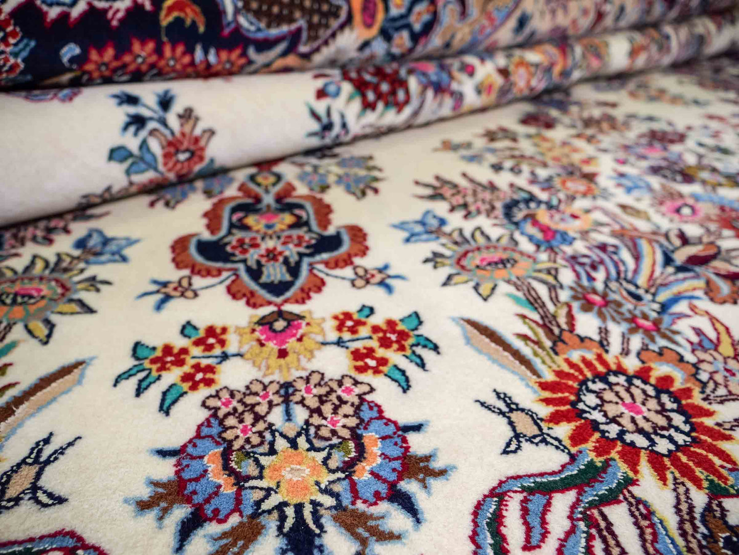 Sehr feiner, handgeküpfter Mashhad Perserteppich mit Joshegan Design aus Wolle von Khademi, weiß, creme, blau. 357x248 cm. Verkauf durch Jupiter Intl.
