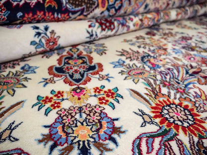Sehr feiner, handgeküpfter Mashhad Perserteppich mit Joshegan Design aus Wolle von Khademi, weiß, creme, blau. 357x248 cm. Verkauf durch Jupiter Intl.