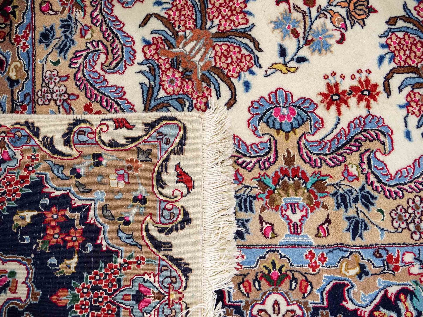 Sehr feiner, handgeküpfter Mashhad Perserteppich mit Joshegan Design aus Wolle von Khademi, weiß, creme, blau. 357x248 cm. Verkauf durch Jupiter Intl.