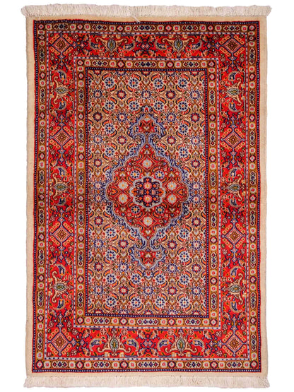 Feiner, handgeknüpfter Moud Perserteppich aus reiner Wolle mit Medaillon von Khademi. Größe: 121 x 81 cm. Farbe: Rot, creme. RB3-12. Ursprung: Iran / Persien. Verkauf durch JUPITER Intl.