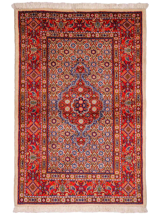 Feiner, handgeknüpfter Moud Perserteppich aus reiner Wolle mit Medaillon von Khademi. Größe: 121 x 81 cm. Farbe: Rot, creme. RB3-12. Ursprung: Iran / Persien. Verkauf durch JUPITER Intl.