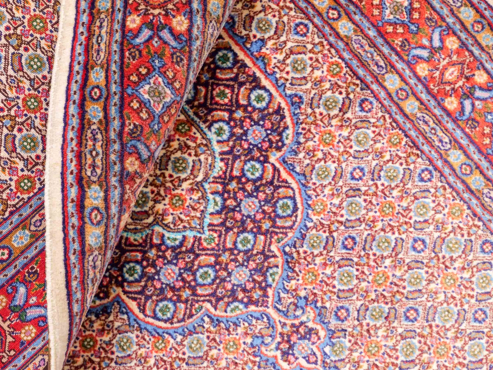 Feiner, handgeknüpfter Moud Perserteppich aus reiner Wolle mit Medaillon von Khademi. Größe: 145 x 100 cm. Farbe: Rot, creme. RB3-11B. Ursprung: Iran / Persien. Verkauf durch JUPITER Intl.