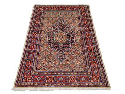 Feiner, handgeknüpfter Moud Perserteppich aus reiner Wolle mit Medaillon von Khademi. Größe: 145 x 100 cm. Farbe: Rot, creme. RB3-11B. Ursprung: Iran / Persien. Verkauf durch JUPITER Intl.