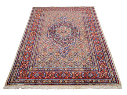 Feiner, handgeknüpfter Moud Perserteppich aus reiner Wolle mit Medaillon von Khademi. Größe: 145 x 100 cm. Farbe: Rot, creme. RB3-11B. Ursprung: Iran / Persien. Verkauf durch JUPITER Intl.