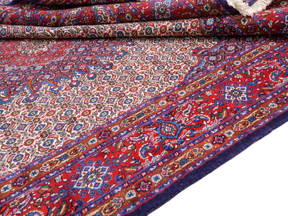 Feiner, hangeknüpfter Moud Perserteppich aus Wolle von Khademi. Größe: 284 x 198 cm. Farbe: Rot, blau, creme. Verkauf durch JUPITER Intl.