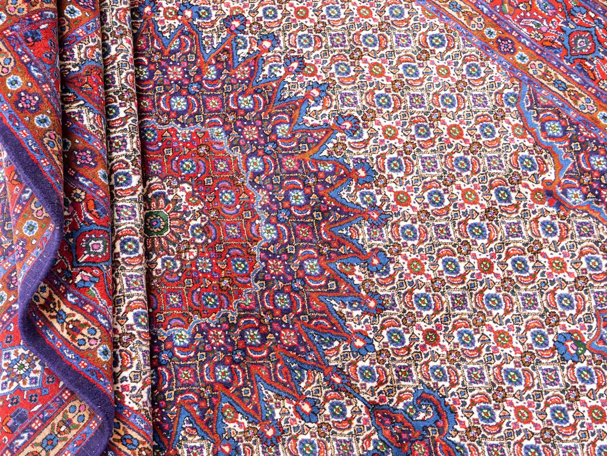 Feiner, hangeknüpfter Moud Perserteppich aus Wolle von Khademi. Größe: 284 x 198 cm. Farbe: Rot, blau, creme. Verkauf durch JUPITER Intl.