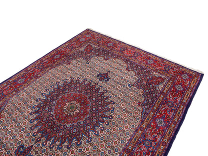 Feiner, hangeknüpfter Moud Perserteppich aus Wolle von Khademi. Größe: 284 x 198 cm. Farbe: Rot, blau, creme. Verkauf durch JUPITER Intl.