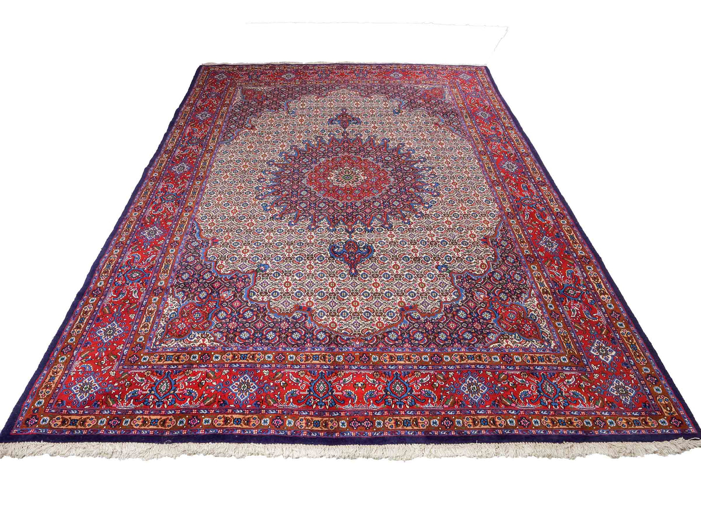 Feiner, hangeknüpfter Moud Perserteppich aus Wolle von Khademi. Größe: 284 x 198 cm. Farbe: Rot, blau, creme. Verkauf durch JUPITER Intl.