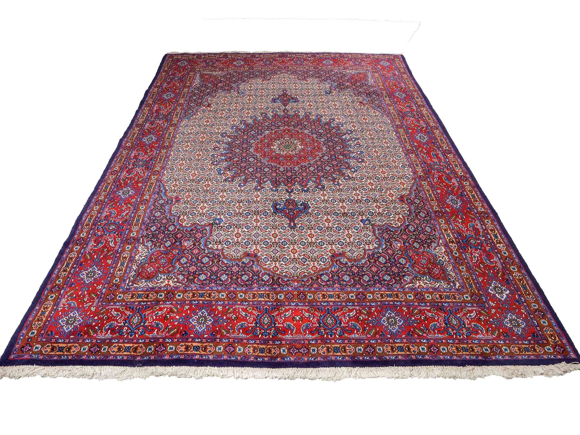 Feiner, hangeknüpfter Moud Perserteppich aus Wolle von Khademi. Größe: 284 x 198 cm. Farbe: Rot, blau, creme. Verkauf durch JUPITER Intl.