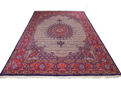 Feiner, hangeknüpfter Moud Perserteppich aus Wolle von Khademi. Größe: 284 x 198 cm. Farbe: Rot, blau, creme. Verkauf durch JUPITER Intl.