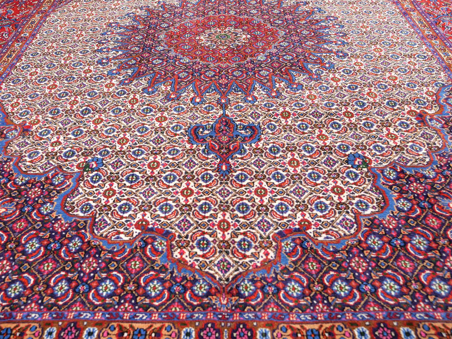 Feiner, hangeknüpfter Moud Perserteppich aus Wolle von Khademi. Größe: 284 x 198 cm. Farbe: Rot, blau, creme. Verkauf durch JUPITER Intl.