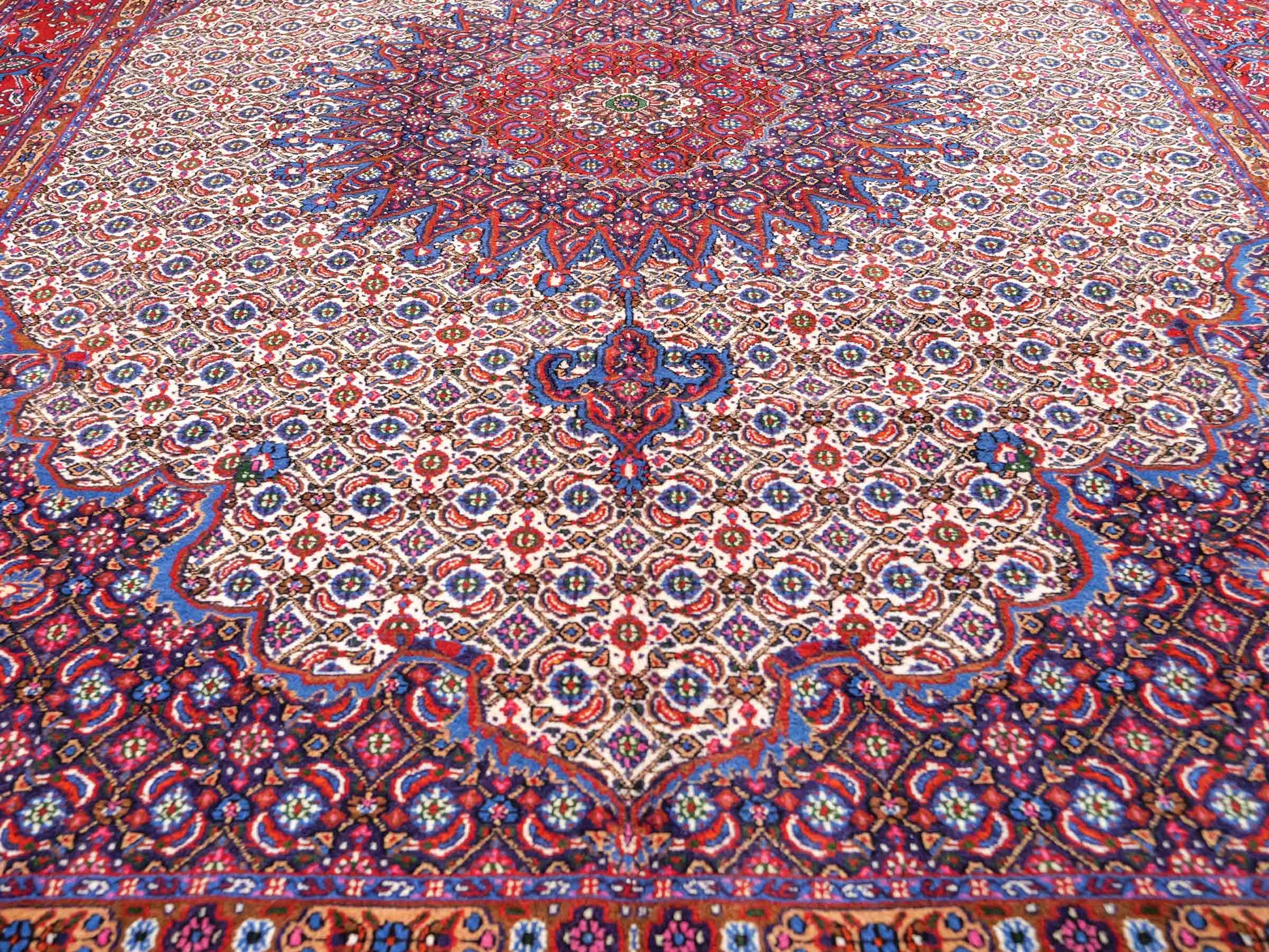 Feiner, hangeknüpfter Moud Perserteppich aus Wolle von Khademi. Größe: 284 x 198 cm. Farbe: Rot, blau, creme. Verkauf durch JUPITER Intl.