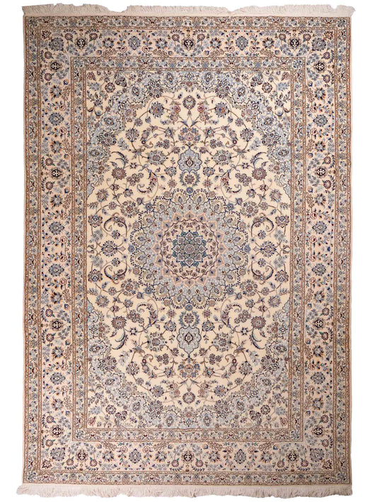 Sehr feiner, handgeknüpfter Nain 6La Perserteppich aus Wolle mit Seide von Khademi. Größe: 303 x 205 cm. Farbe: Weiß, creme, blau. Verkauf durch JUPITER Intl.