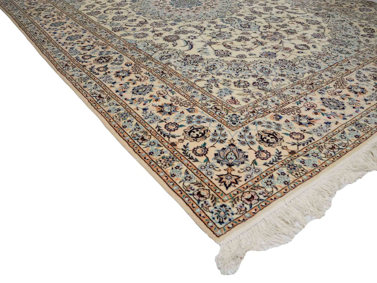 Sehr feiner, handgeknüpfter Nain 6La Perserteppich aus Wolle mit Seide von Khademi. Größe: 303 x 205 cm. Farbe: Weiß, creme, blau. Verkauf durch JUPITER Intl.