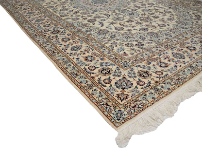 Sehr feiner, handgeknüpfter Nain 6La Perserteppich aus Wolle mit Seide von Khademi. Größe: 303 x 205 cm. Farbe: Weiß, creme, blau. Verkauf durch JUPITER Intl.