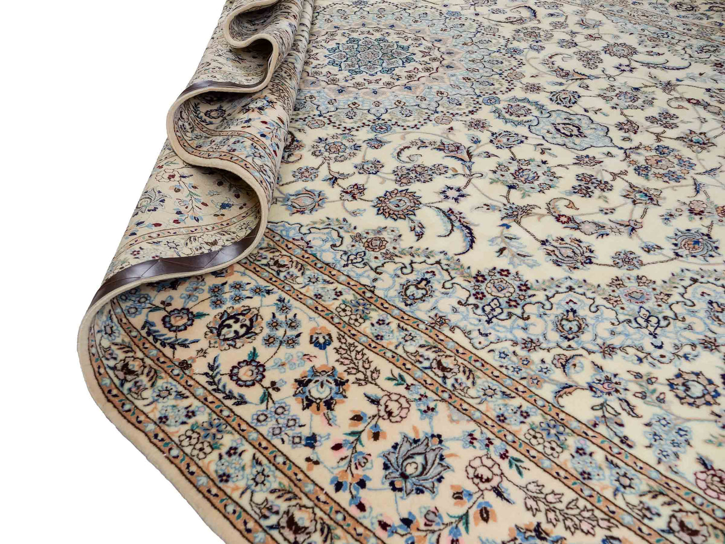 Sehr feiner, handgeknüpfter Nain 6La Perserteppich aus Wolle mit Seide von Khademi. Größe: 303 x 205 cm. Farbe: Weiß, creme, blau. Verkauf durch JUPITER Intl.