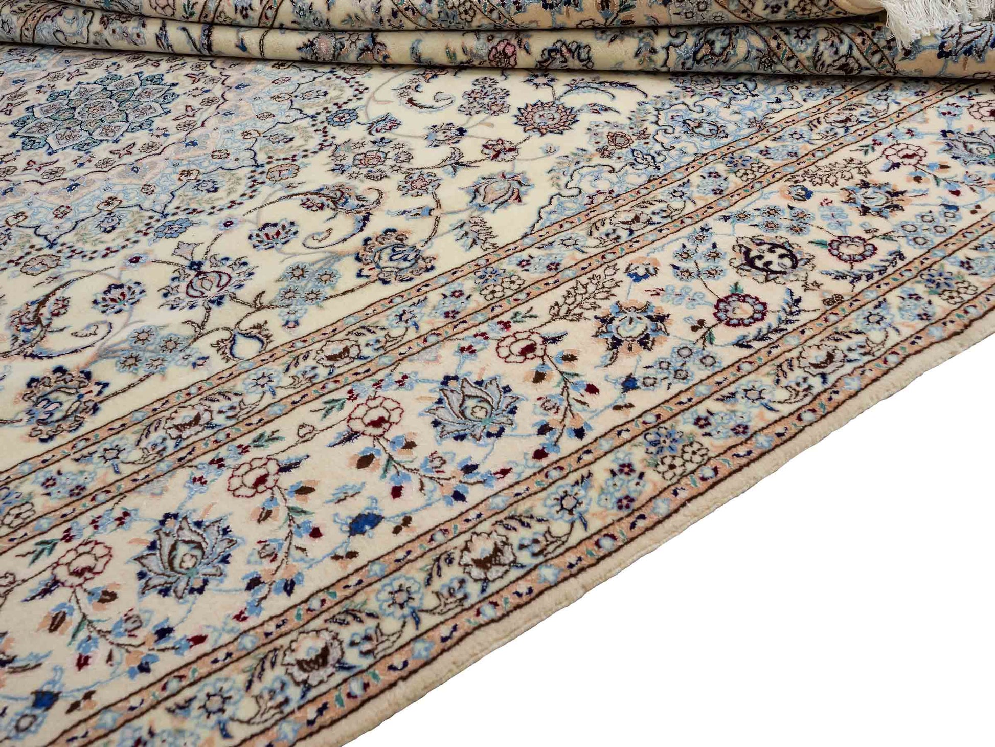 Sehr feiner, handgeknüpfter Nain 6La Perserteppich aus Wolle mit Seide von Khademi. Größe: 303 x 205 cm. Farbe: Weiß, creme, blau. Verkauf durch JUPITER Intl.