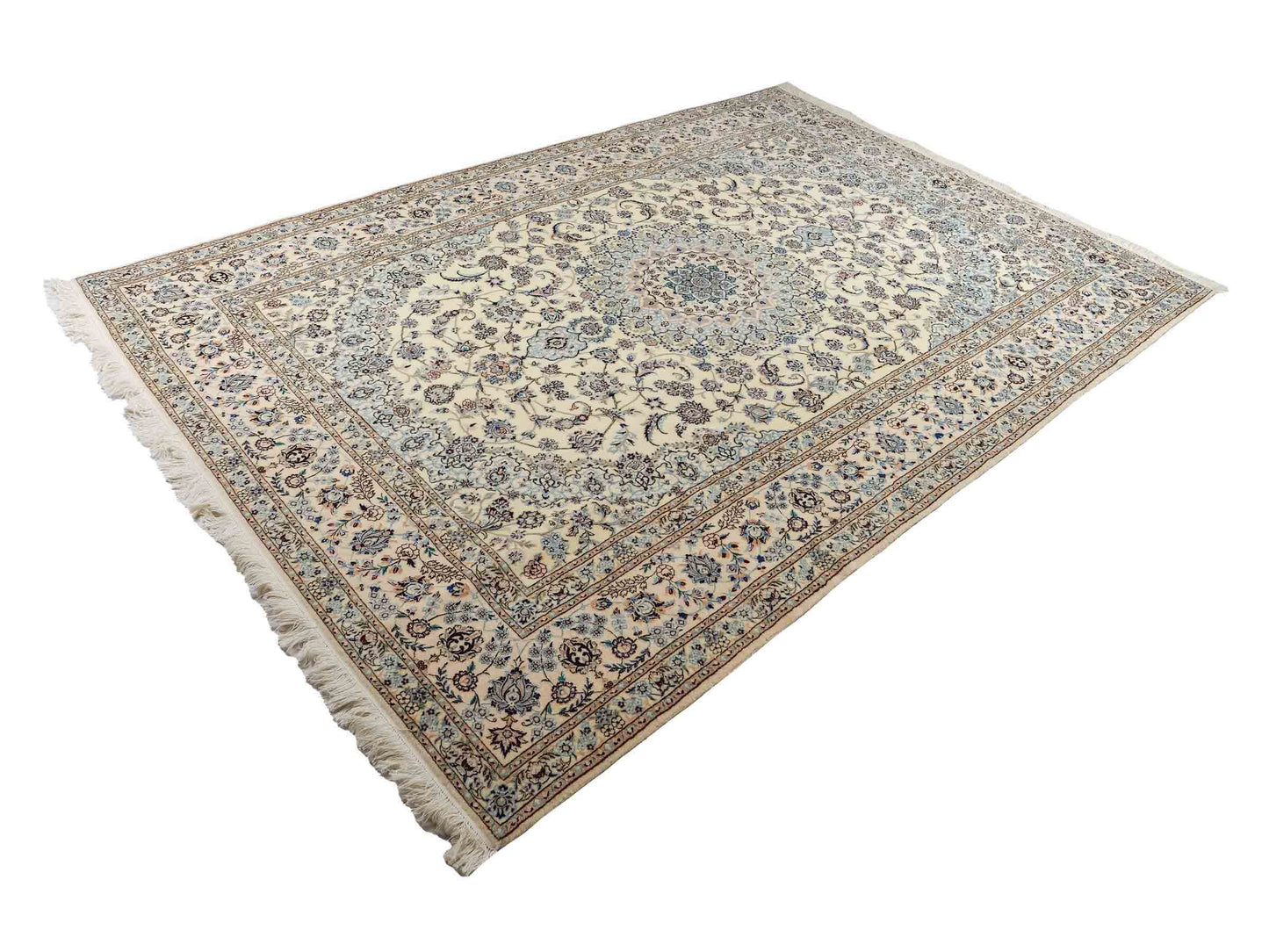 Sehr feiner, handgeknüpfter Nain 6La Perserteppich aus Wolle mit Seide von Khademi. Größe: 303 x 205 cm. Farbe: Weiß, creme, blau. Verkauf durch JUPITER Intl.