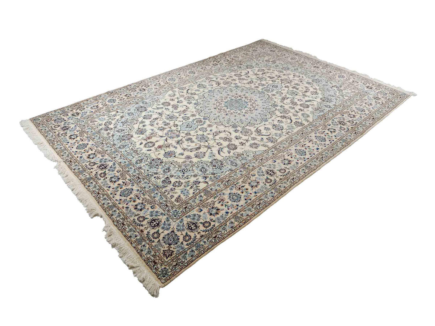 Sehr feiner, handgeknüpfter Nain 6La Perserteppich aus Wolle mit Seide von Khademi. Größe: 303 x 205 cm. Farbe: Weiß, creme, blau. Verkauf durch JUPITER Intl.