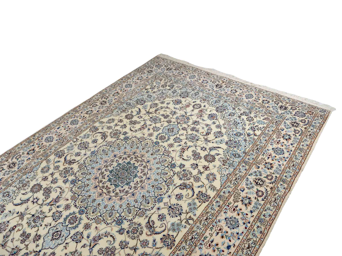 Sehr feiner, handgeknüpfter Nain 6La Perserteppich aus Wolle mit Seide von Khademi. Größe: 303 x 205 cm. Farbe: Weiß, creme, blau. Verkauf durch JUPITER Intl.