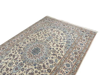 Sehr feiner, handgeknüpfter Nain 6La Perserteppich aus Wolle mit Seide von Khademi. Größe: 303 x 205 cm. Farbe: Weiß, creme, blau. Verkauf durch JUPITER Intl.