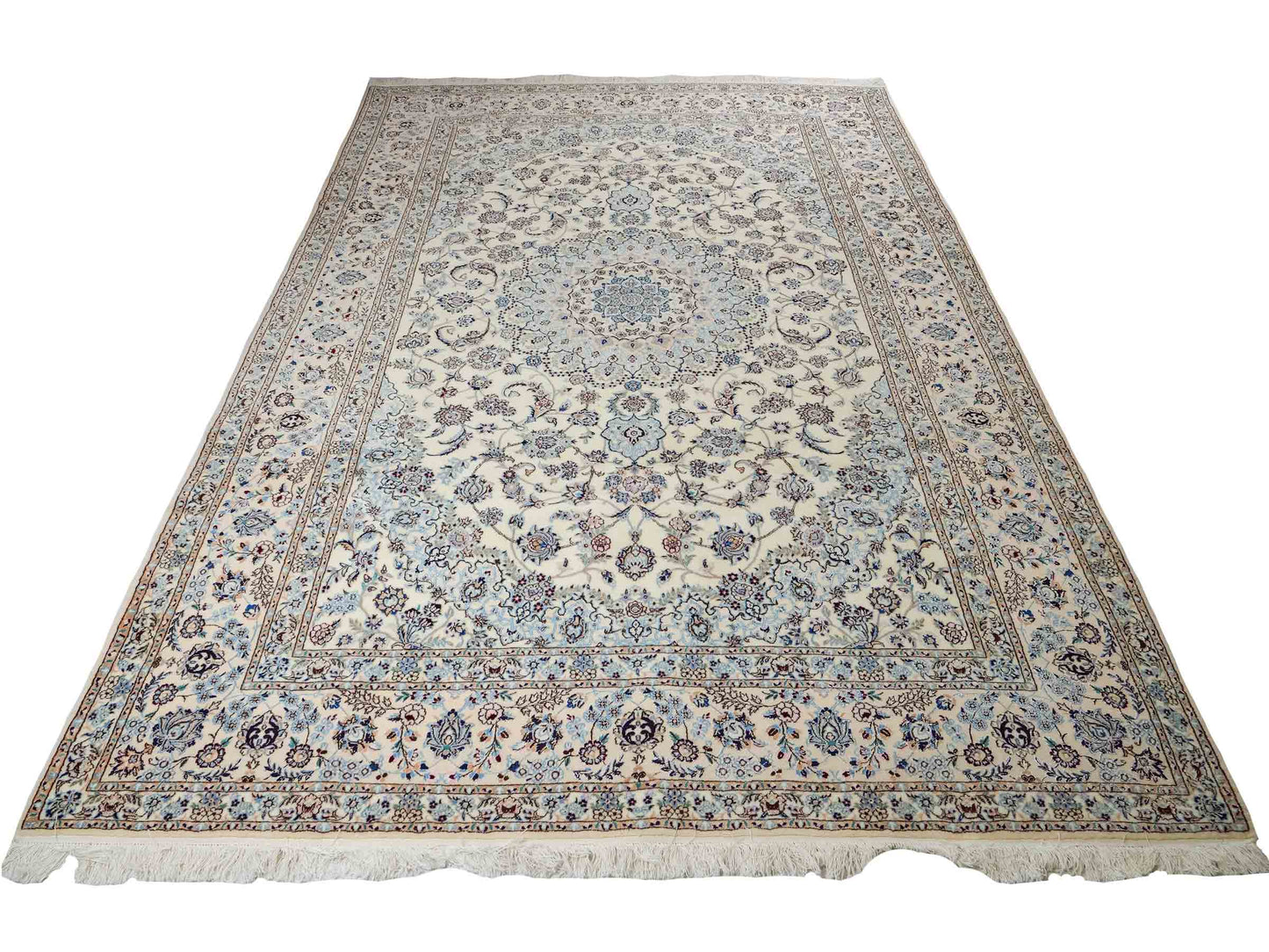 Sehr feiner, handgeknüpfter Nain 6La Perserteppich aus Wolle mit Seide von Khademi. Größe: 303 x 205 cm. Farbe: Weiß, creme, blau. Verkauf durch JUPITER Intl.