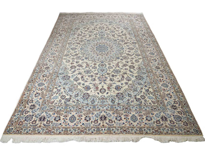 Sehr feiner, handgeknüpfter Nain 6La Perserteppich aus Wolle mit Seide von Khademi. Größe: 303 x 205 cm. Farbe: Weiß, creme, blau. Verkauf durch JUPITER Intl.