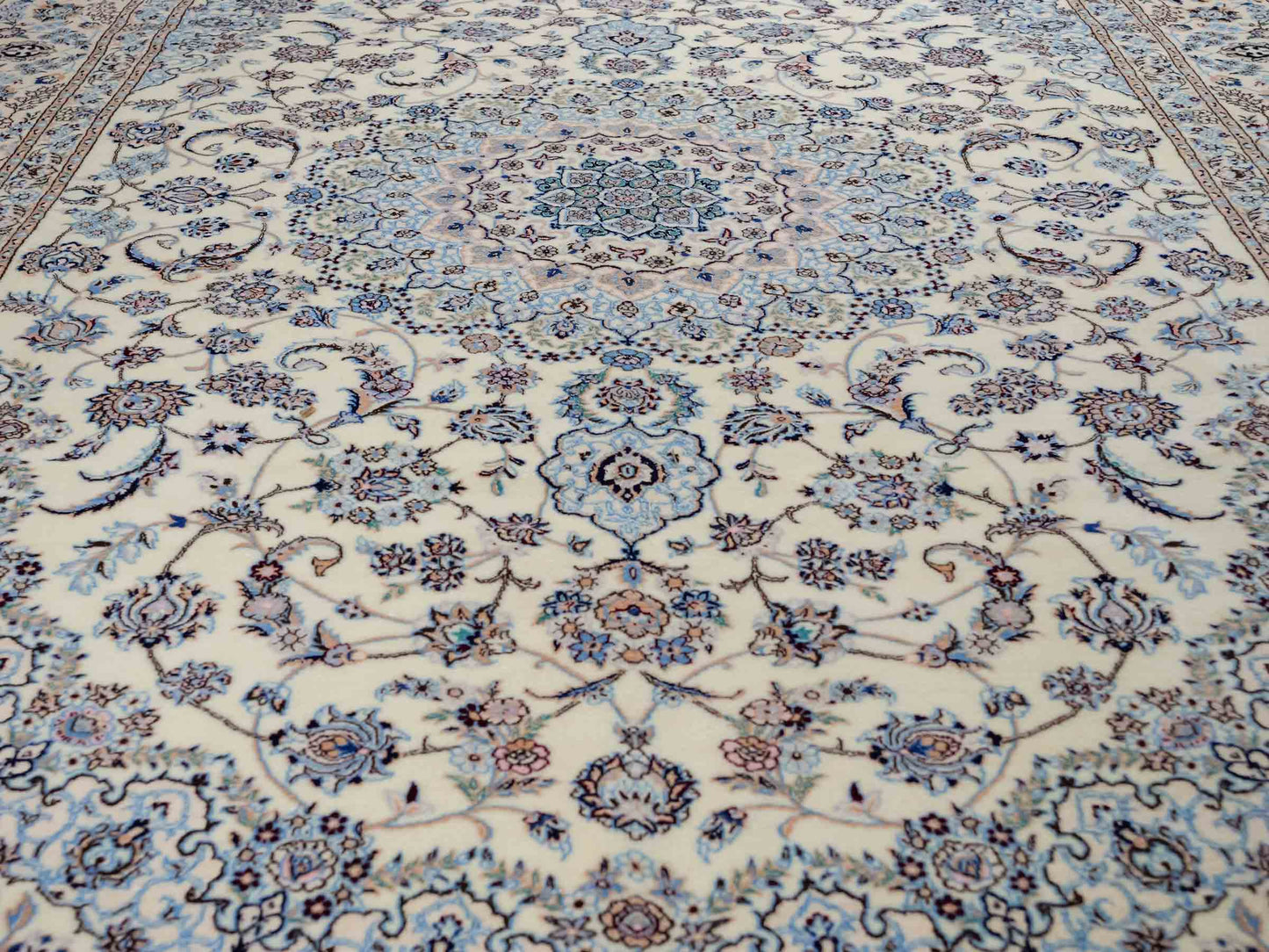 Sehr feiner, handgeknüpfter Nain 6La Perserteppich aus Wolle mit Seide von Khademi. Größe: 303 x 205 cm. Farbe: Weiß, creme, blau. Verkauf durch JUPITER Intl.