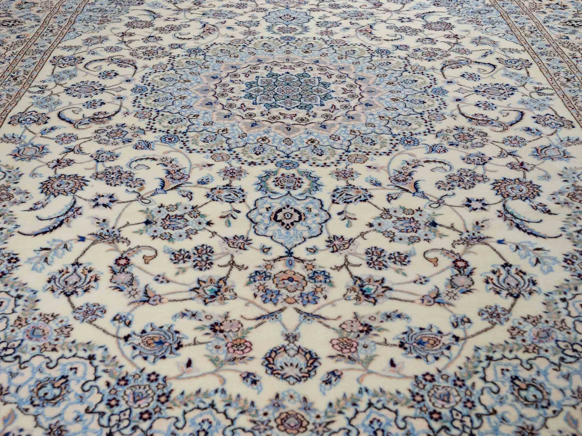 Sehr feiner, handgeknüpfter Nain 6La Perserteppich aus Wolle mit Seide von Khademi. Größe: 303 x 205 cm. Farbe: Weiß, creme, blau. Verkauf durch JUPITER Intl.