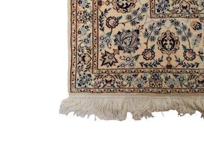 Sehr feiner, handgeknüpfter Nain 6La Perserteppich aus Wolle mit Seide von Khademi. Größe: 303 x 205 cm. Farbe: Weiß, creme, blau. Verkauf durch JUPITER Intl.