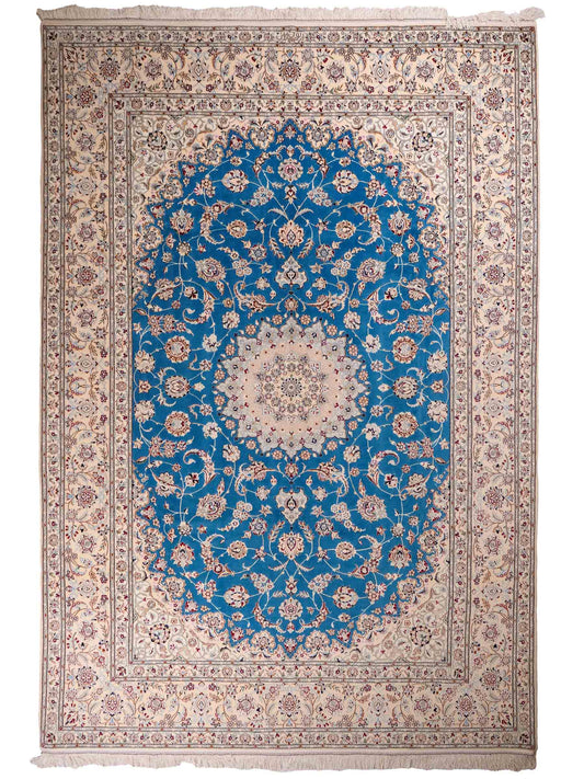 Sehr feiner, handgeknüpfter Nain 6La Perserteppich aus Wolle mit Seide von Khademi. Größe: 304 x 206 cm. Farbe: Weiß, creme, blau. Verkauf durch JUPITER Intl.