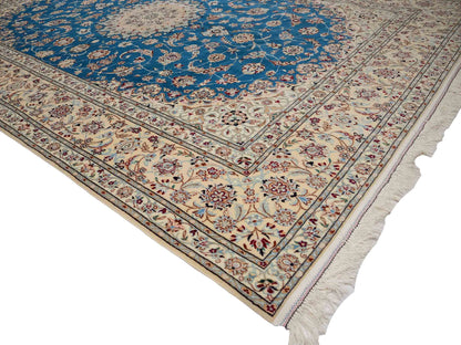 Sehr feiner, handgeknüpfter Nain 6La Perserteppich aus Wolle mit Seide von Khademi. Größe: 304 x 206 cm. Farbe: Weiß, creme, blau. Verkauf durch JUPITER Intl.