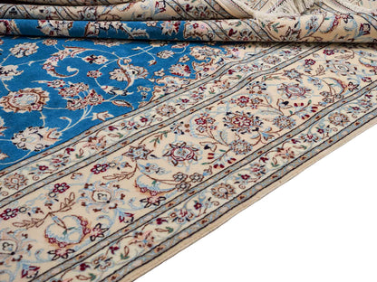 Sehr feiner, handgeknüpfter Nain 6La Perserteppich aus Wolle mit Seide von Khademi. Größe: 304 x 206 cm. Farbe: Weiß, creme, blau. Verkauf durch JUPITER Intl.