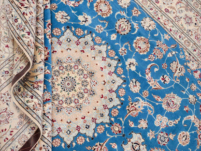 Sehr feiner, handgeknüpfter Nain 6La Perserteppich aus Wolle mit Seide von Khademi. Größe: 304 x 206 cm. Farbe: Weiß, creme, blau. Verkauf durch JUPITER Intl.