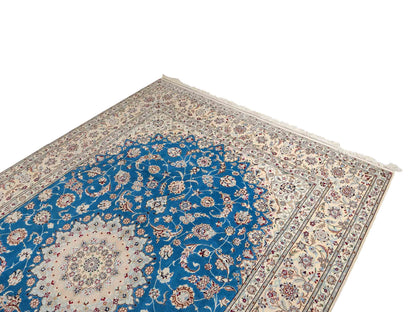 Sehr feiner, handgeknüpfter Nain 6La Perserteppich aus Wolle mit Seide von Khademi. Größe: 304 x 206 cm. Farbe: Weiß, creme, blau. Verkauf durch JUPITER Intl.