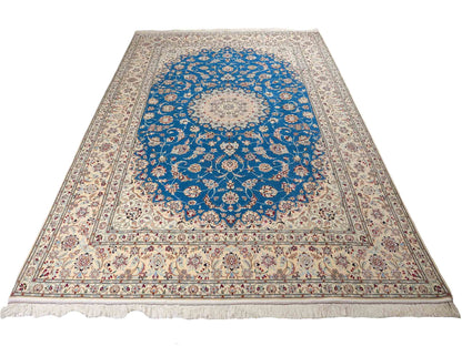 Sehr feiner, handgeknüpfter Nain 6La Perserteppich aus Wolle mit Seide von Khademi. Größe: 304 x 206 cm. Farbe: Weiß, creme, blau. Verkauf durch JUPITER Intl.