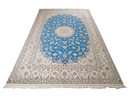 Sehr feiner, handgeknüpfter Nain 6La Perserteppich aus Wolle mit Seide von Khademi. Größe: 304 x 206 cm. Farbe: Weiß, creme, blau. Verkauf durch JUPITER Intl.