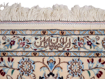 Sehr feiner, handgeknüpfter Nain 6La Perserteppich aus Wolle mit Seide von Khademi. Größe: 304 x 206 cm. Farbe: Weiß, creme, blau. Verkauf durch JUPITER Intl.