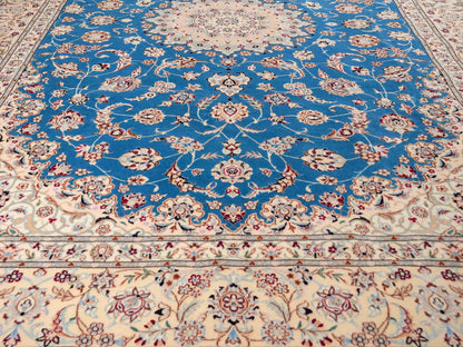 Sehr feiner, handgeknüpfter Nain 6La Perserteppich aus Wolle mit Seide von Khademi. Größe: 304 x 206 cm. Farbe: Weiß, creme, blau. Verkauf durch JUPITER Intl.