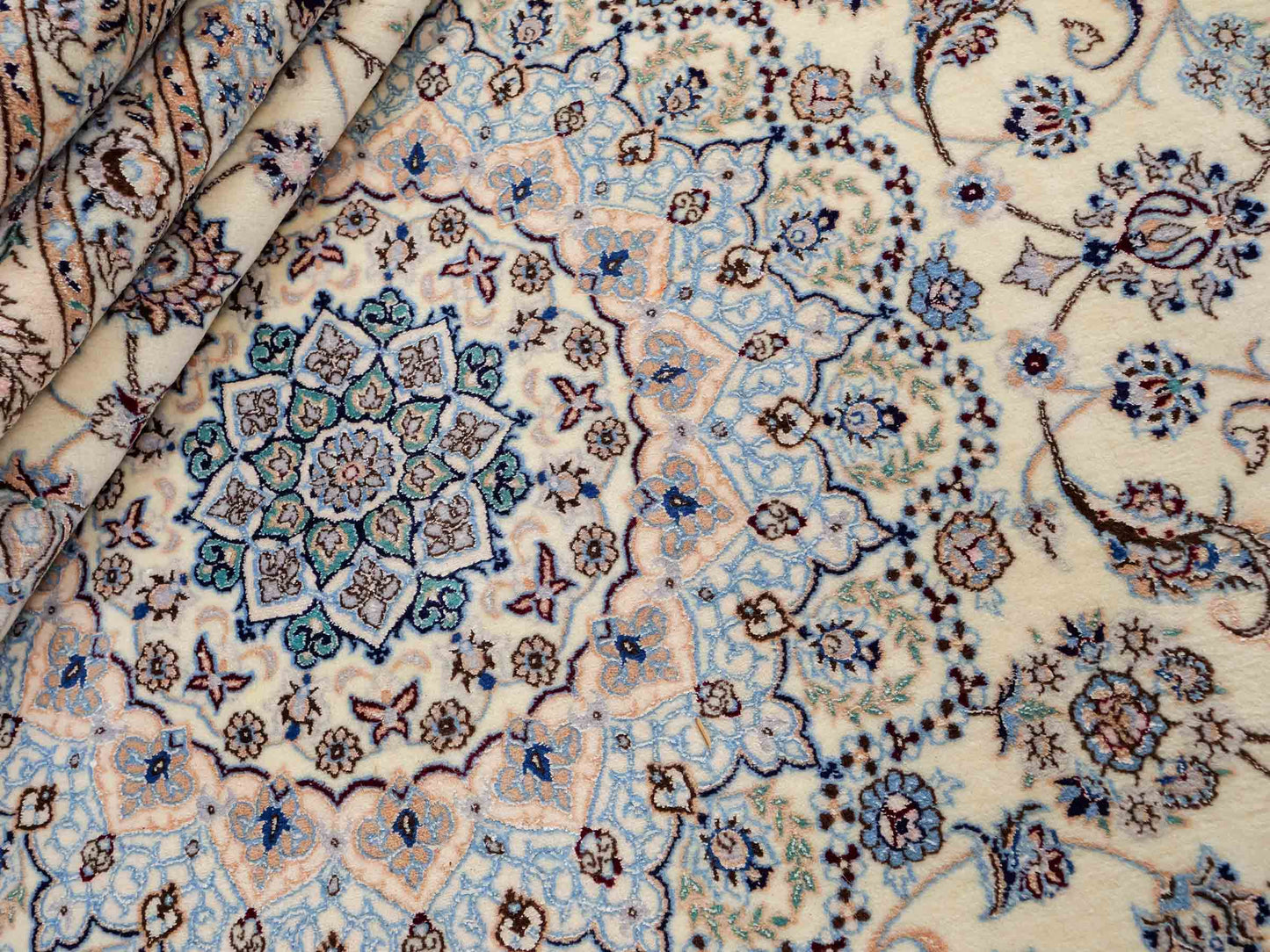 Sehr feiner, handgeknüpfter Nain 6La Perserteppich aus Wolle mit Seide von Khademi. Größe: 303 x 205 cm. Farbe: Weiß, creme, blau. Verkauf durch JUPITER Intl.