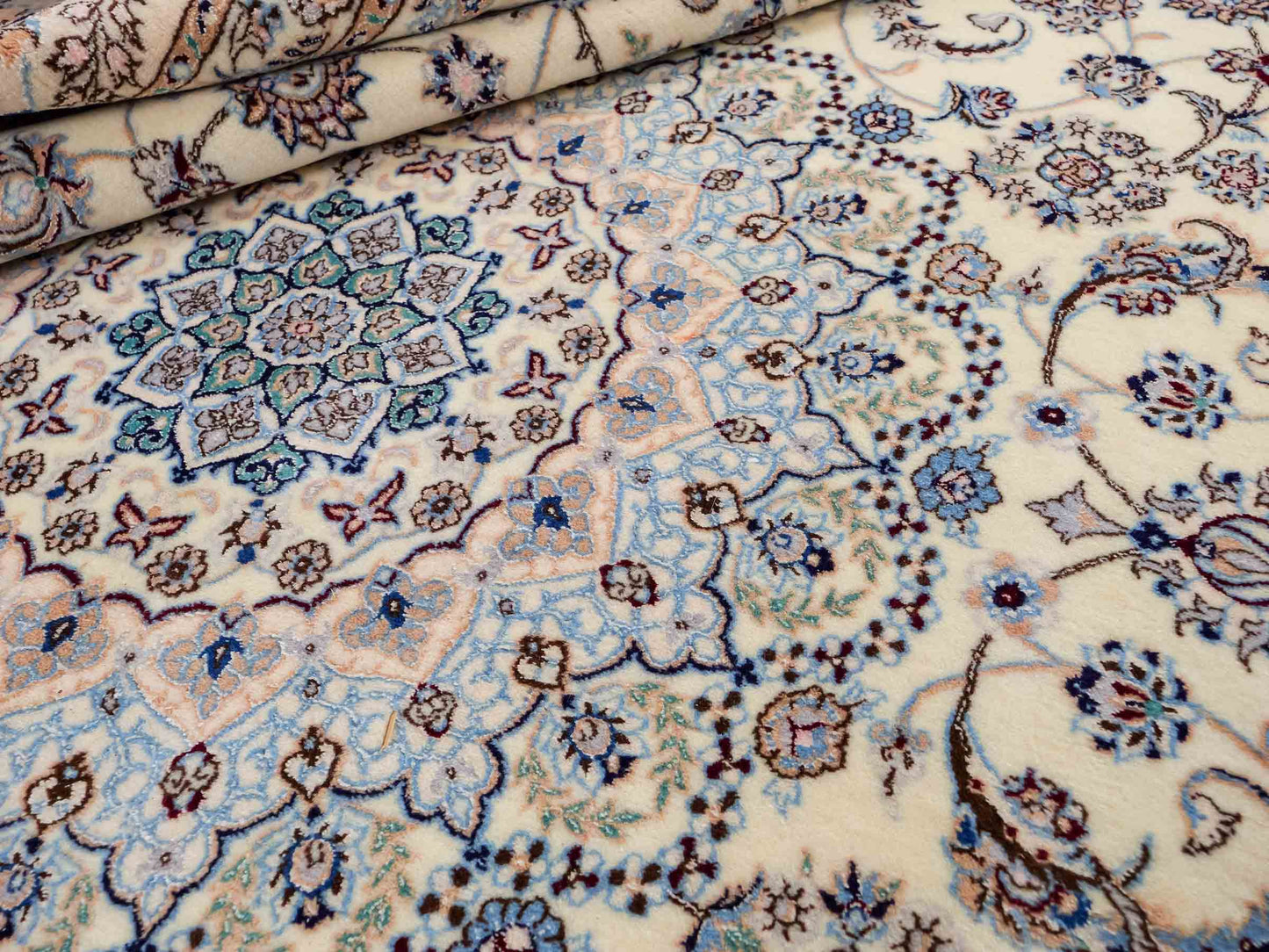Sehr feiner, handgeknüpfter Nain 6La Perserteppich aus Wolle mit Seide von Khademi. Größe: 303 x 205 cm. Farbe: Weiß, creme, blau. Verkauf durch JUPITER Intl.