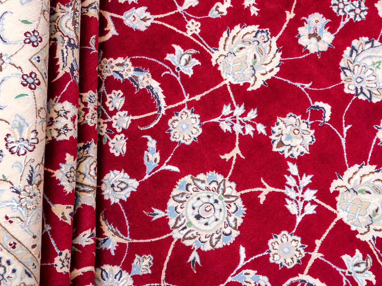 Sehr feiner, handgeknüpfter Nain 6La Perserteppich aus Wolle mit Seide von Khademi. Farbe: Cremeweiß, rot. Größe: 312 x 209 cm. Vertrieb durch JUPITER Intl.